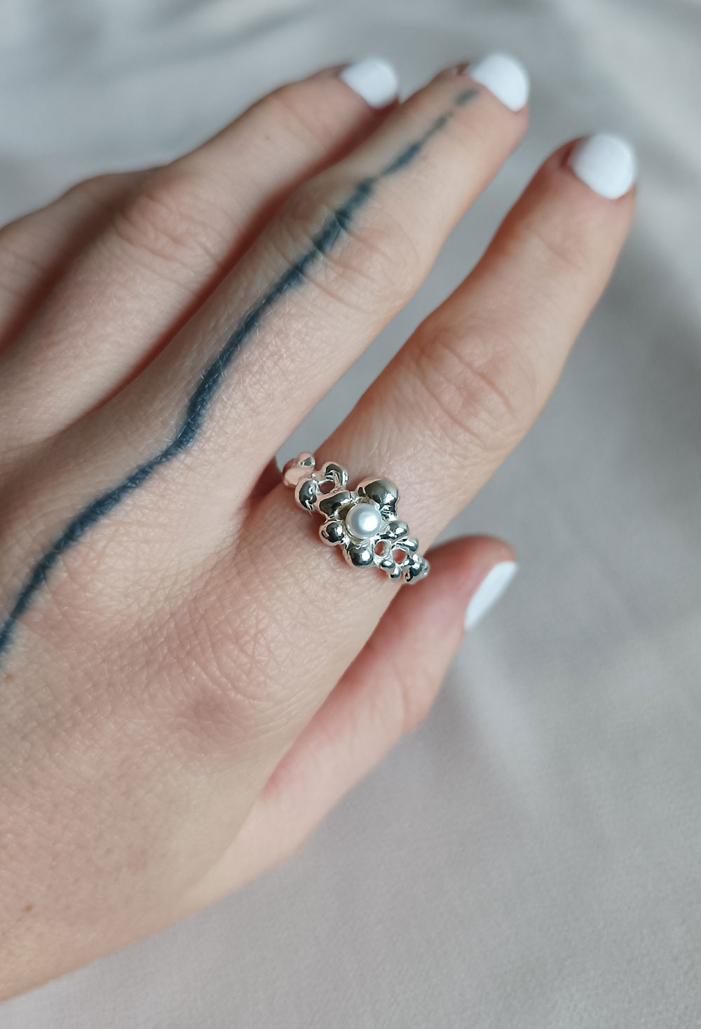 Stříbrný prsten Fluid bloom s bílou říční perlou, Ag 925/1000 - 04