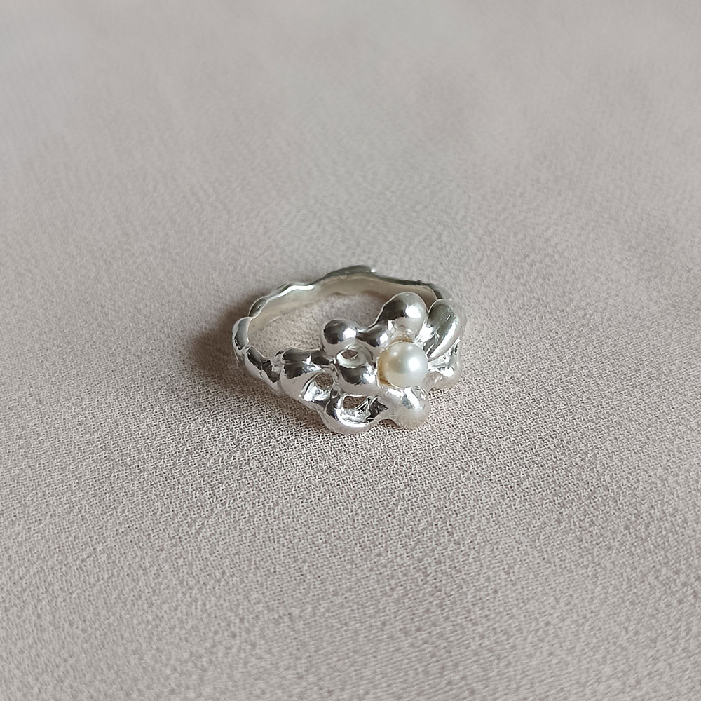 Stříbrný prsten fluid bloom s říční perlou