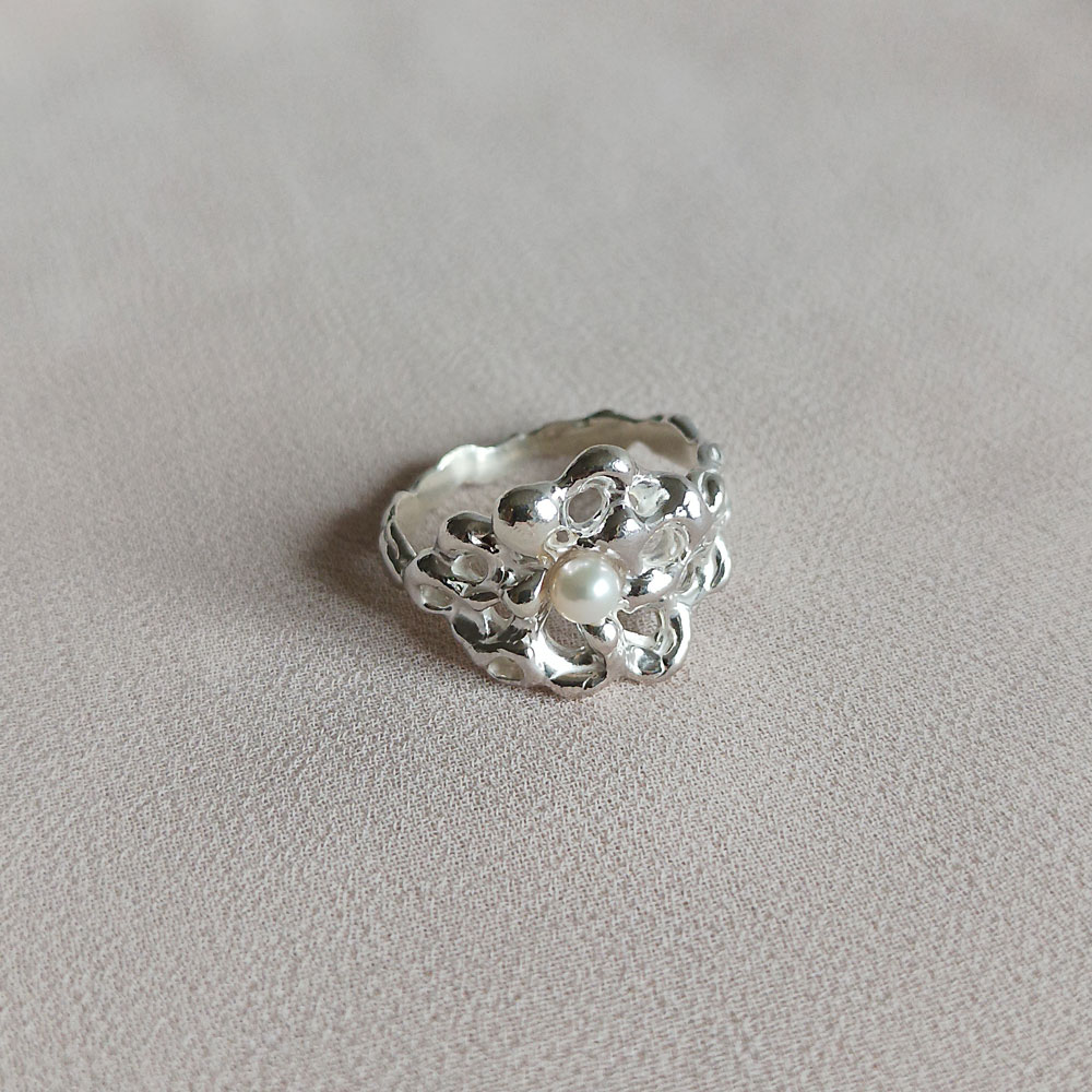 Stříbrný prsten fluid bloom s říční perlou