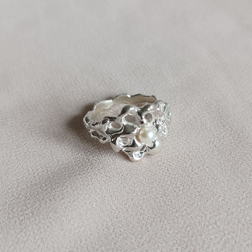 Stříbrný prsten fluid bloom s říční perlou