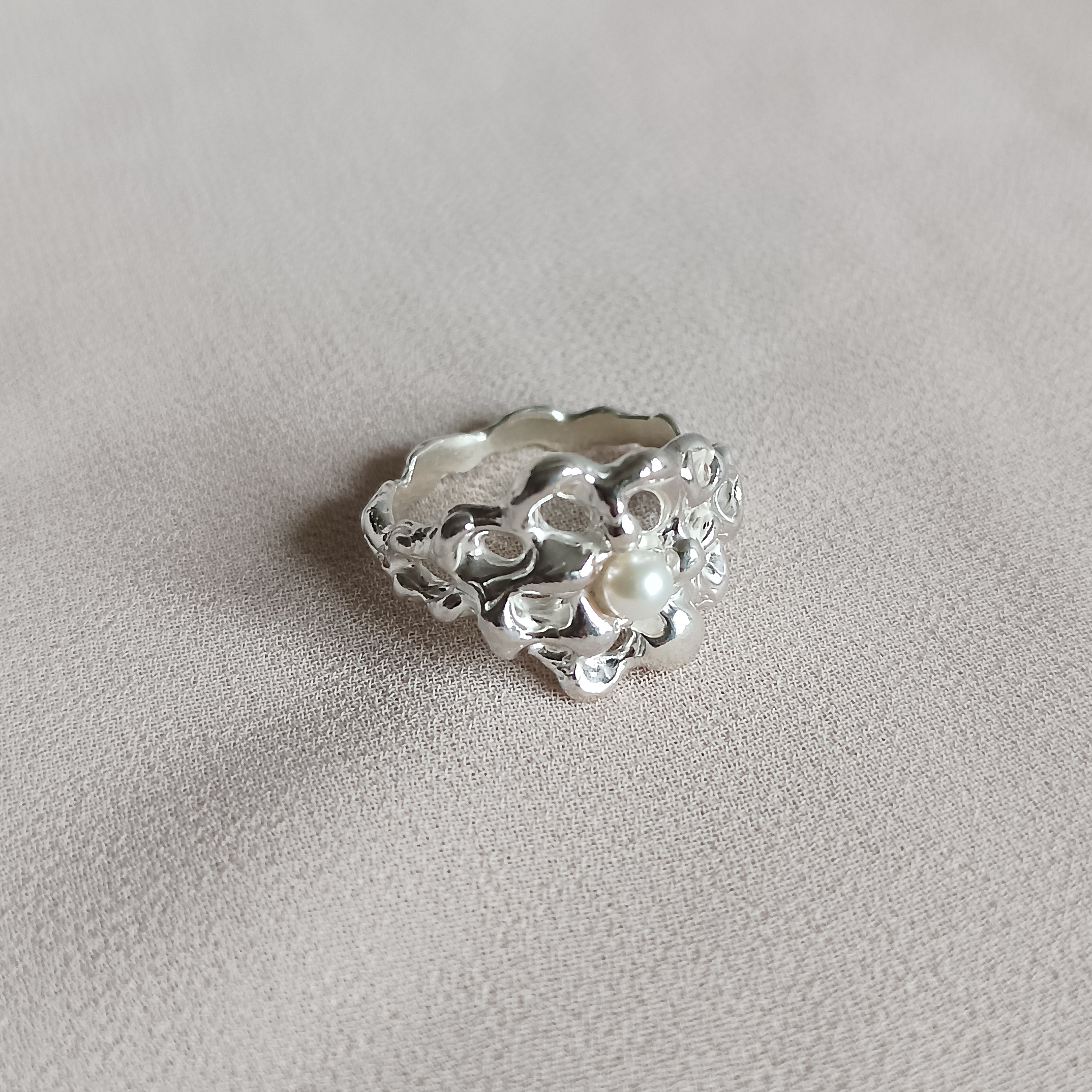 Stříbrný prsten fluid bloom s říční perlou