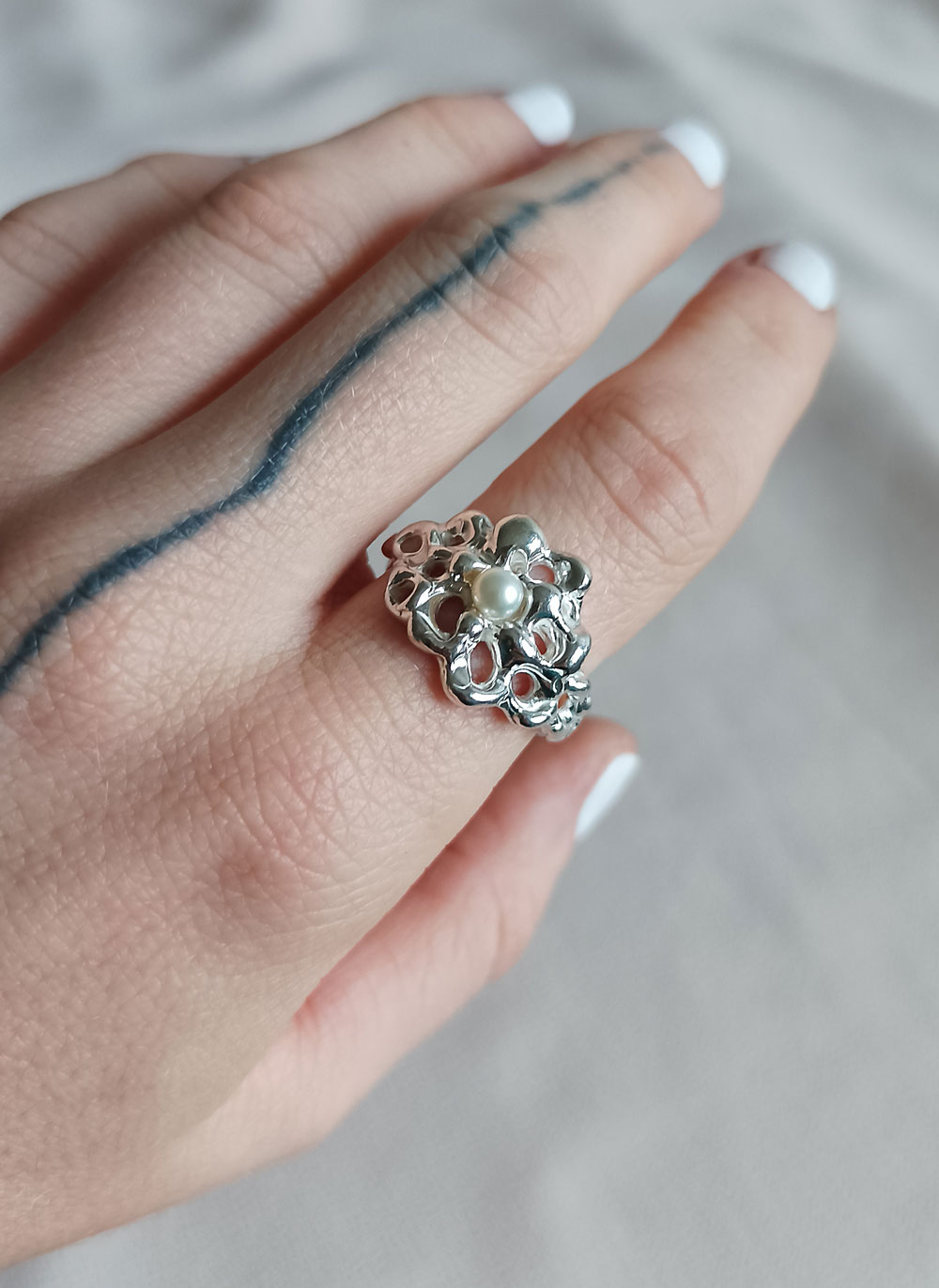 Stříbrný prsten Fluid bloom s bílou říční perlou, Ag 925/1000 - 06