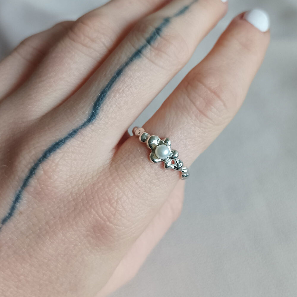 Stříbrný prsten fluid bloom s říční perlou