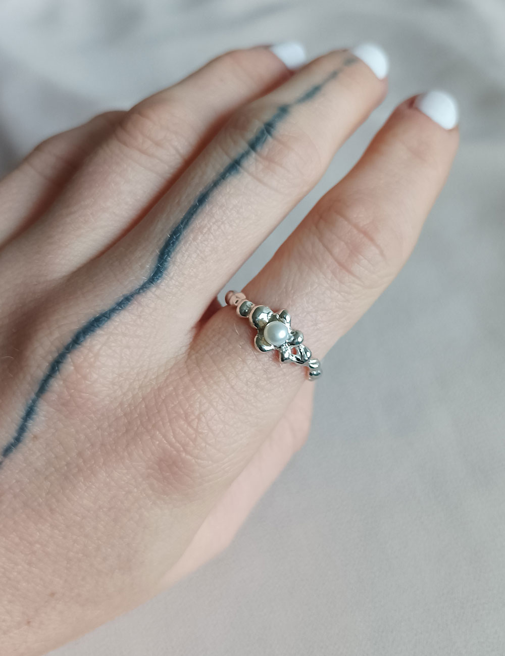 Stříbrný prsten fluid bloom s říční perlou