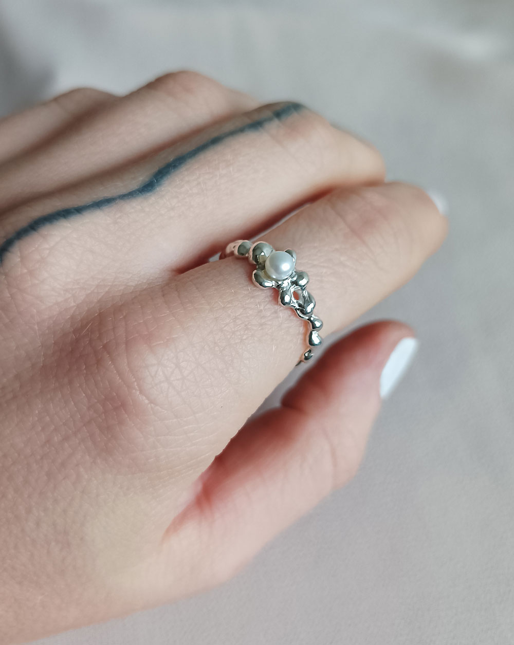 Stříbrný prsten Fluid bloom s bílou říční perlou, Ag 925/1000 - 07