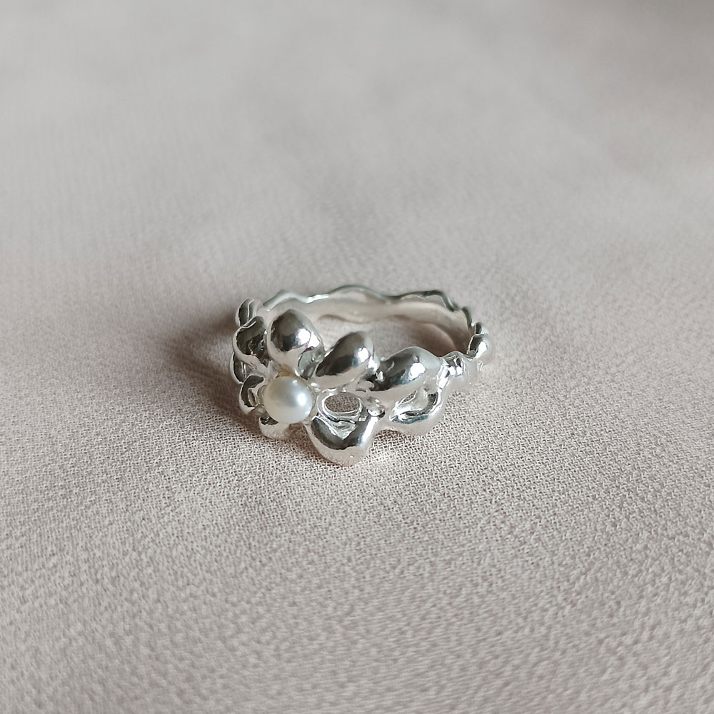 Stříbrný prsten fluid bloom s říční perlou
