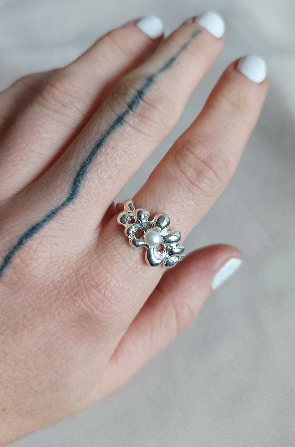 Stříbrný prsten Fluid bloom s bílou říční perlou, Ag 925/1000 - 08