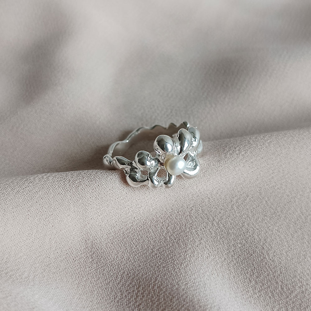 Stříbrný prsten fluid bloom s říční perlou