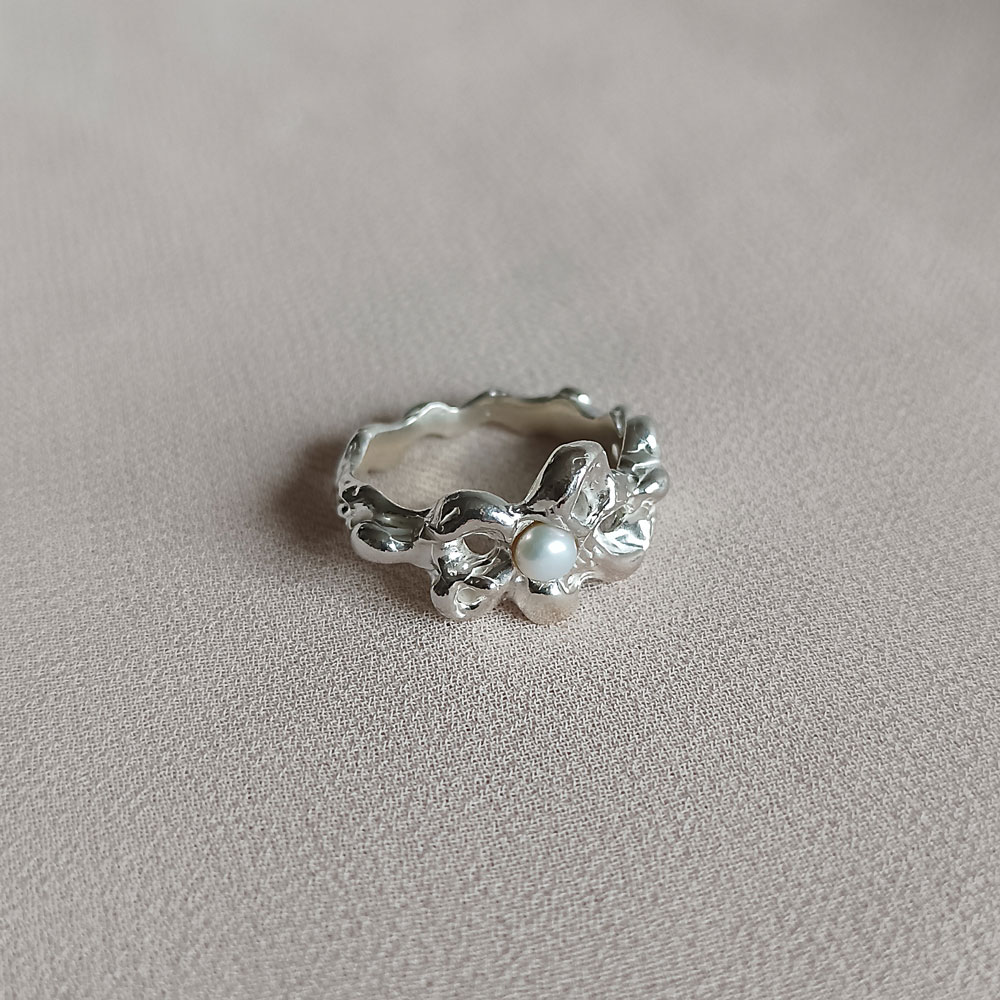 Stříbrný prsten fluid bloom s říční perlou