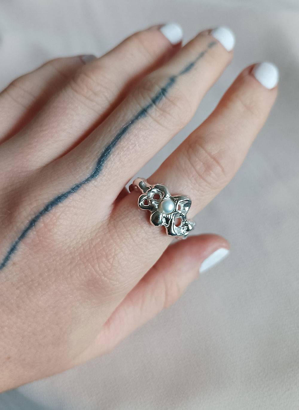 Stříbrný prsten Fluid bloom s bílou říční perlou, Ag 925/1000 - 09