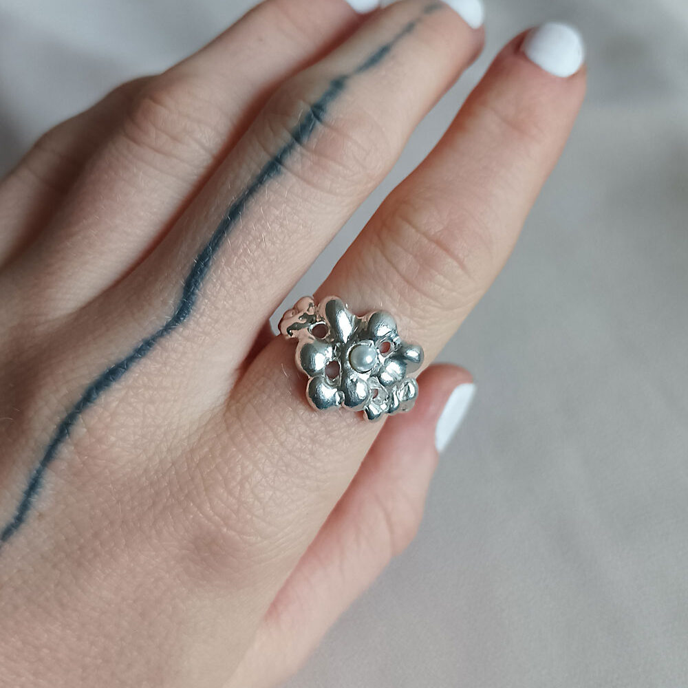 Stříbrný prsten fluid bloom s říční perlou