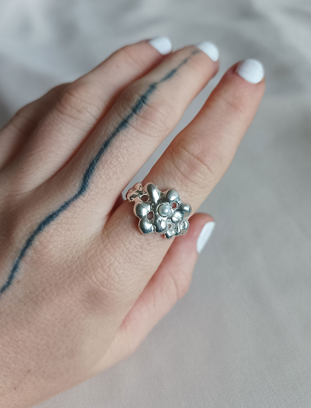 Stříbrný prsten fluid bloom s říční perlou