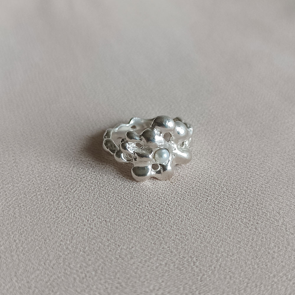 Stříbrný prsten fluid bloom s říční perlou
