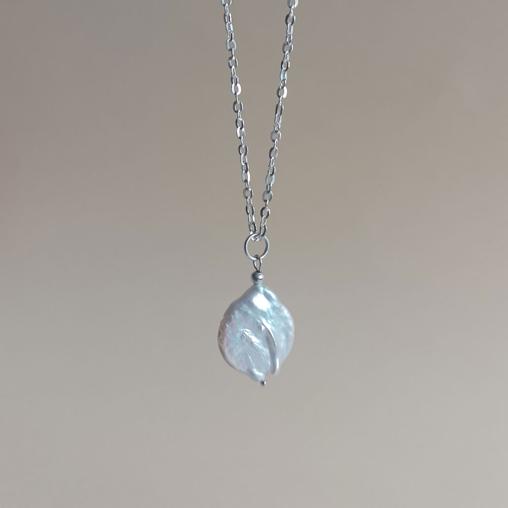 Stříbrný náhrdelník s barokní říční perlou